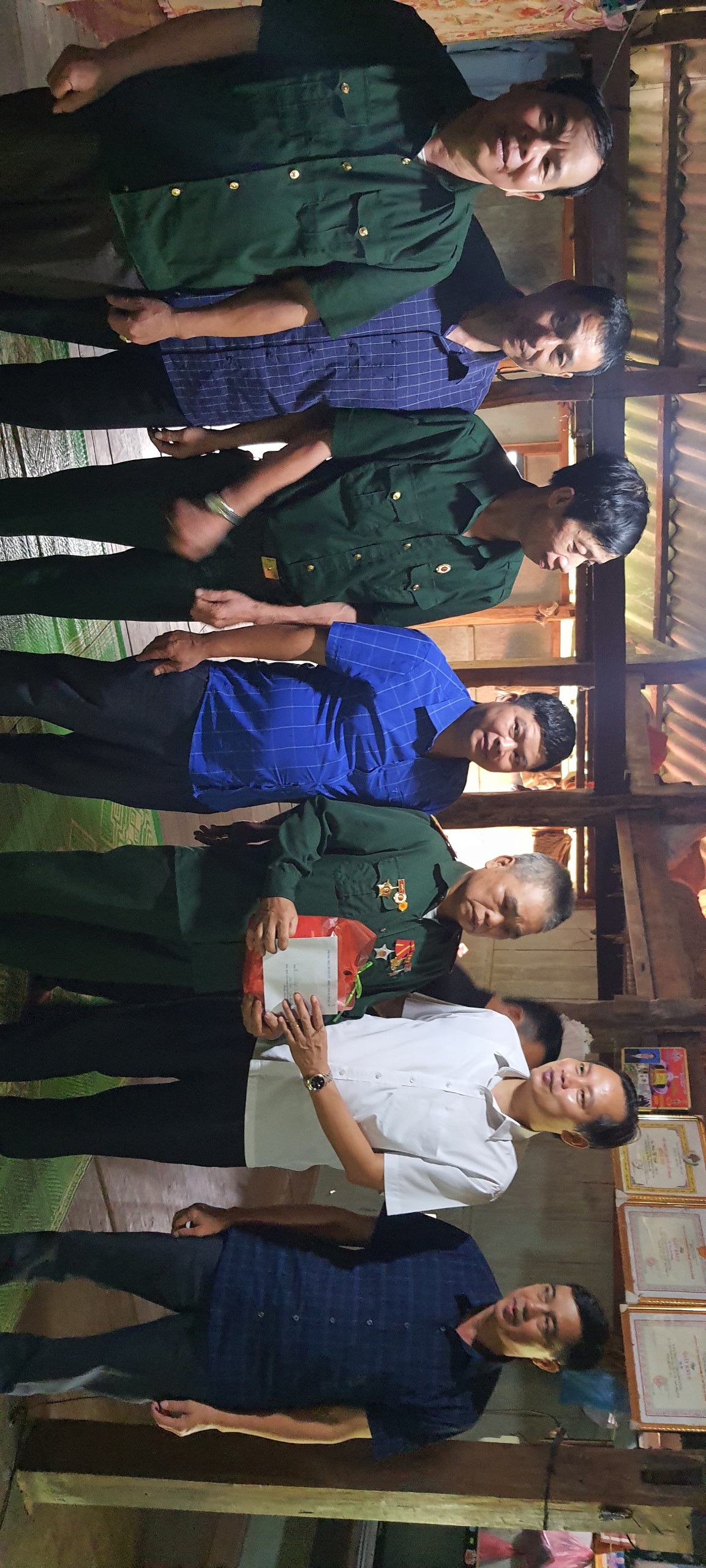 Bí thư Huyện ủy Bùi Văn Tuân thăm tặng quà nạn nhân chất độc màu da cam xã Yên Phong