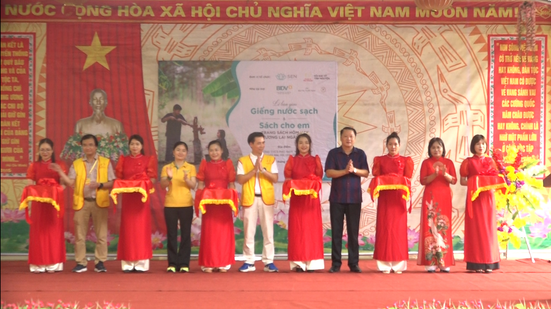 Khánh thành công trình giếng khoan và tặng quà, khám chữa bệnh cho nhân dân xã Phú Nam