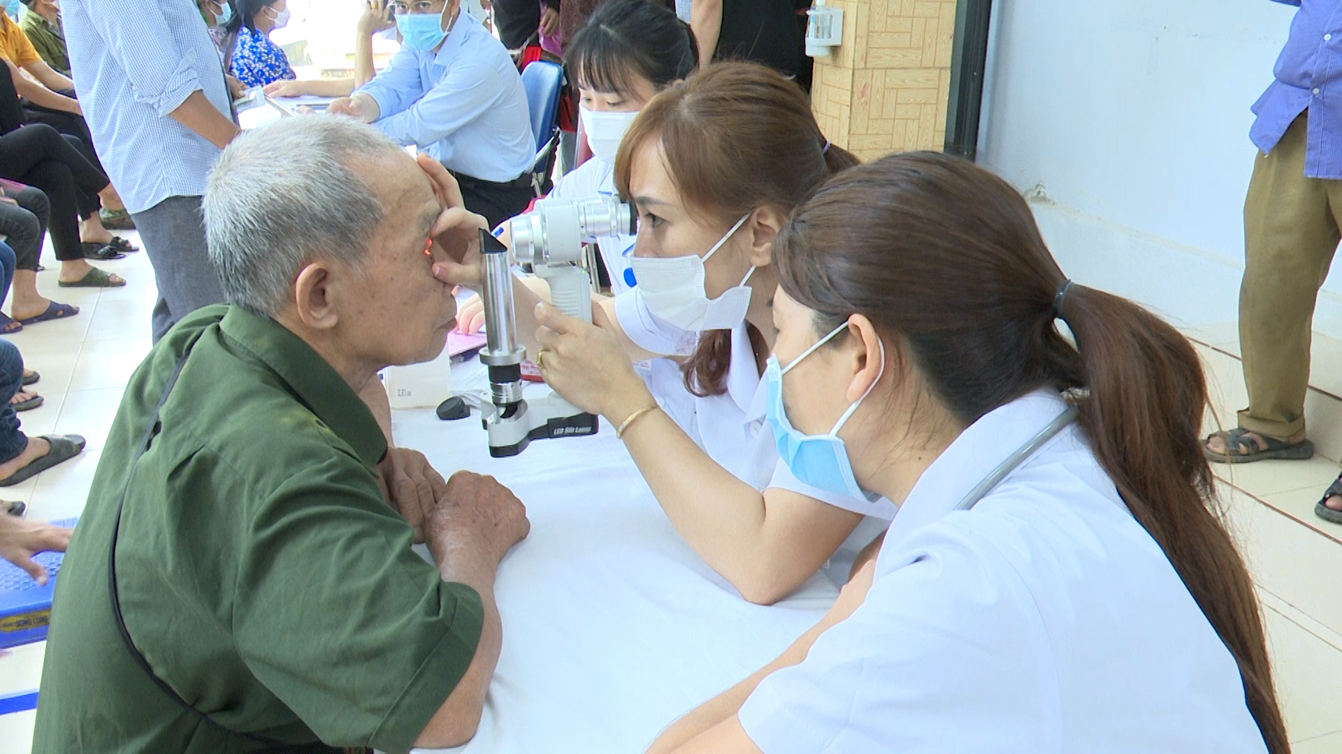 Bệnh viện mắt tỉnh khám mắt cho người dân huyện Bắc Mê