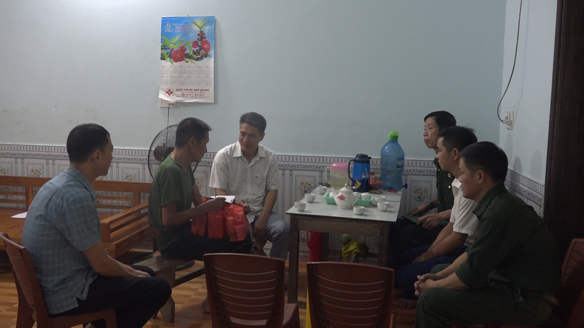 Phó Bí thư Thường trực Huyện ủy, Chủ tịch HĐND huyện tặng quà nạn nhân chất độc da cam xã Minh Ngọc