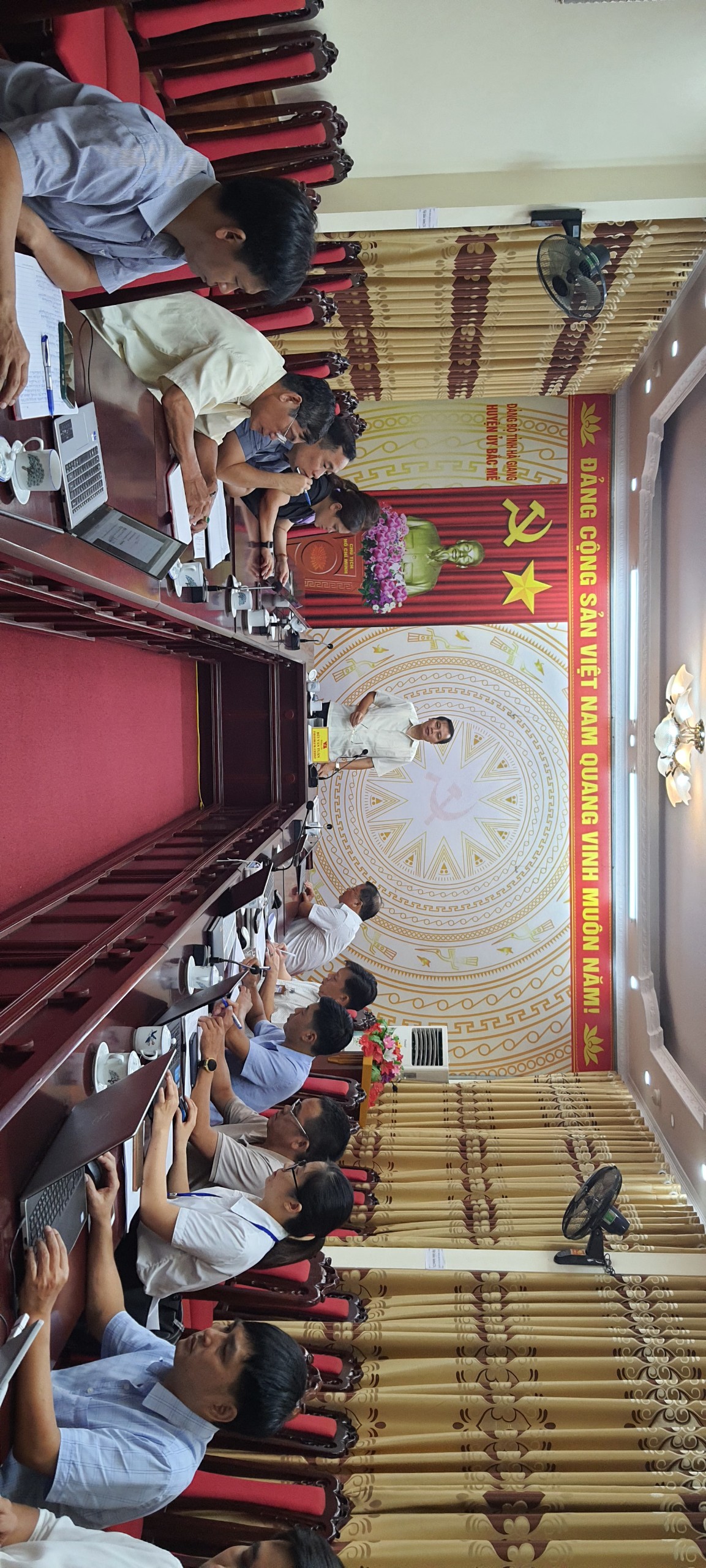 Bí thư Huyện ủy Bùi Văn Tuân làm việc với Chi bộ Phòng Văn hóa Thông tin