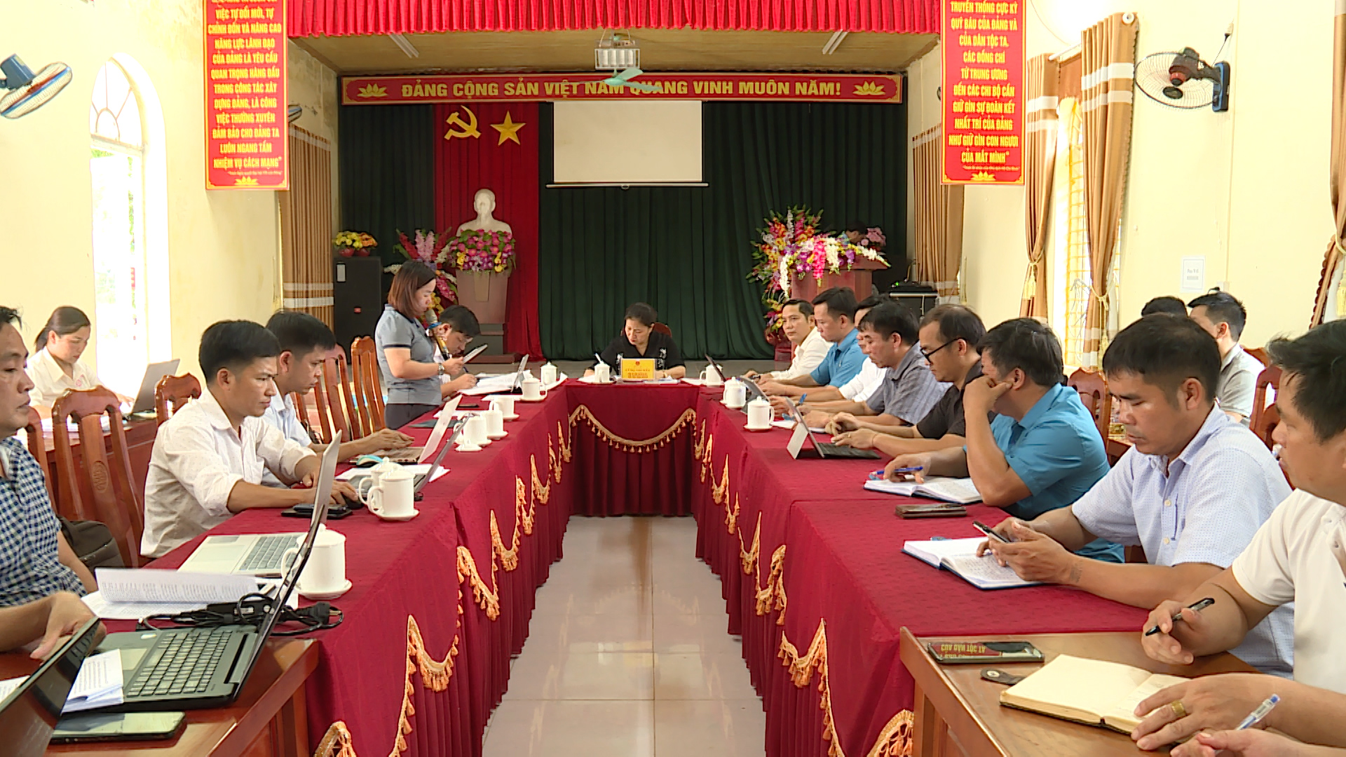 Chủ tịch UBND huyện Củng Thị Mẩy làm việc với xã Thượng Tân