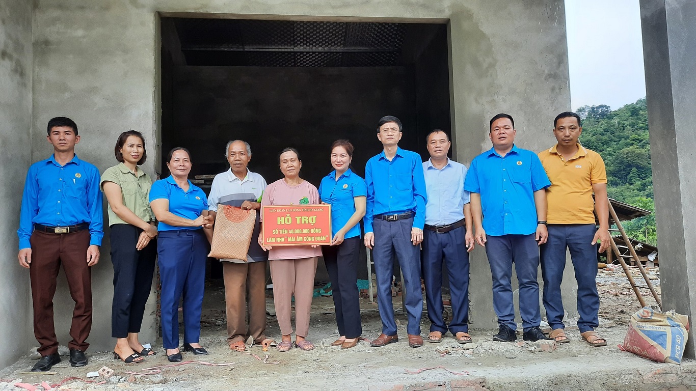 Trao tặng nhà “Mái ấm Công đoàn” tại xã Lạc Nông