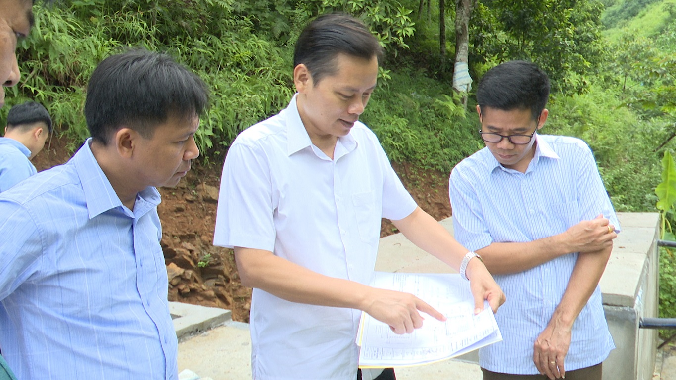Bí thư Huyện ủy Bùi Văn Tuân kiểm tra 3 chương trình mục tiêu Quốc gia tại xã Giáp Trung