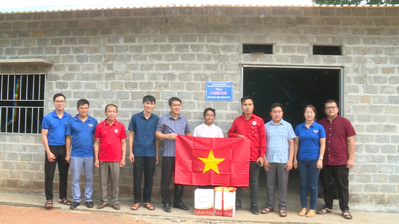 Bàn giao nhà ở cho gia đình hộ nghèo thôn Kho Là xã Minh Sơn