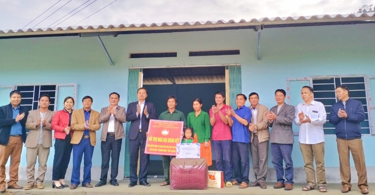 Bí thư Huyện ủy Bùi Văn Tuân dự trao nhà đại đoàn kết cho hộ nghèo tại xã Minh Ngọc
