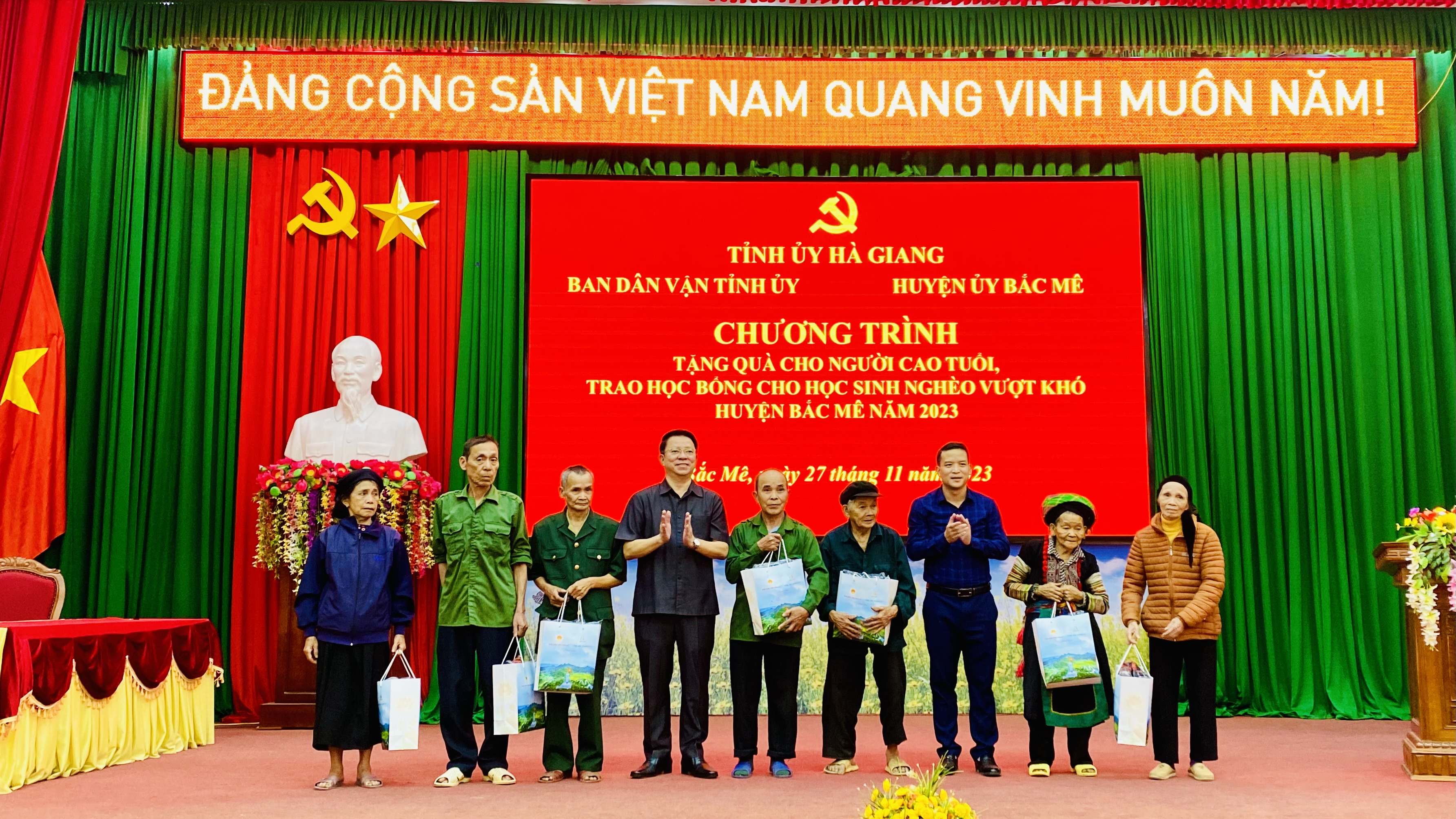 Trưởng Ban Dân Vận tỉnh ủy trao quà tại huyện Bắc Mê