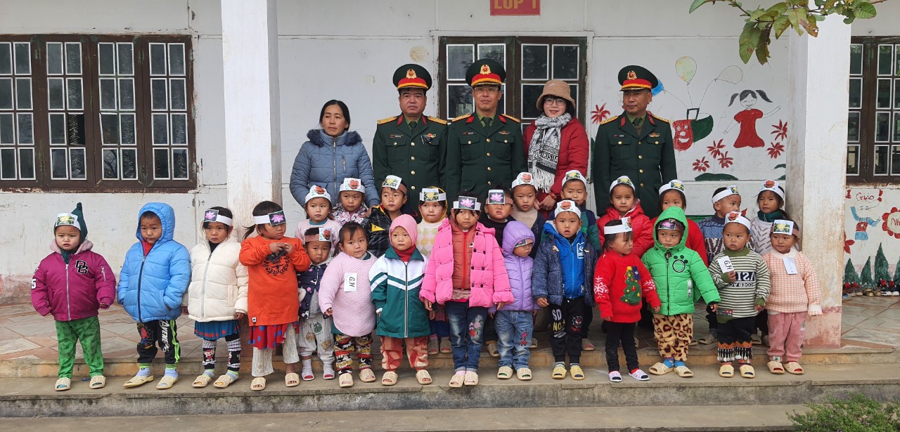 Ban chỉ huy quân sự huyện Bắc Mê trao áo ấm cho học sinh xã Phiêng Luông
