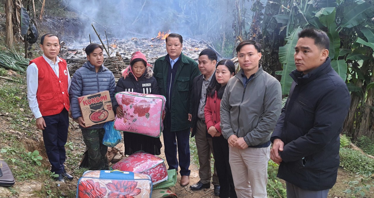 Phó Chủ tịch UBND huyện Ma Văn Tỏe thăm hỏi gia đình bị cháy nhà tại xã Lạc Nông