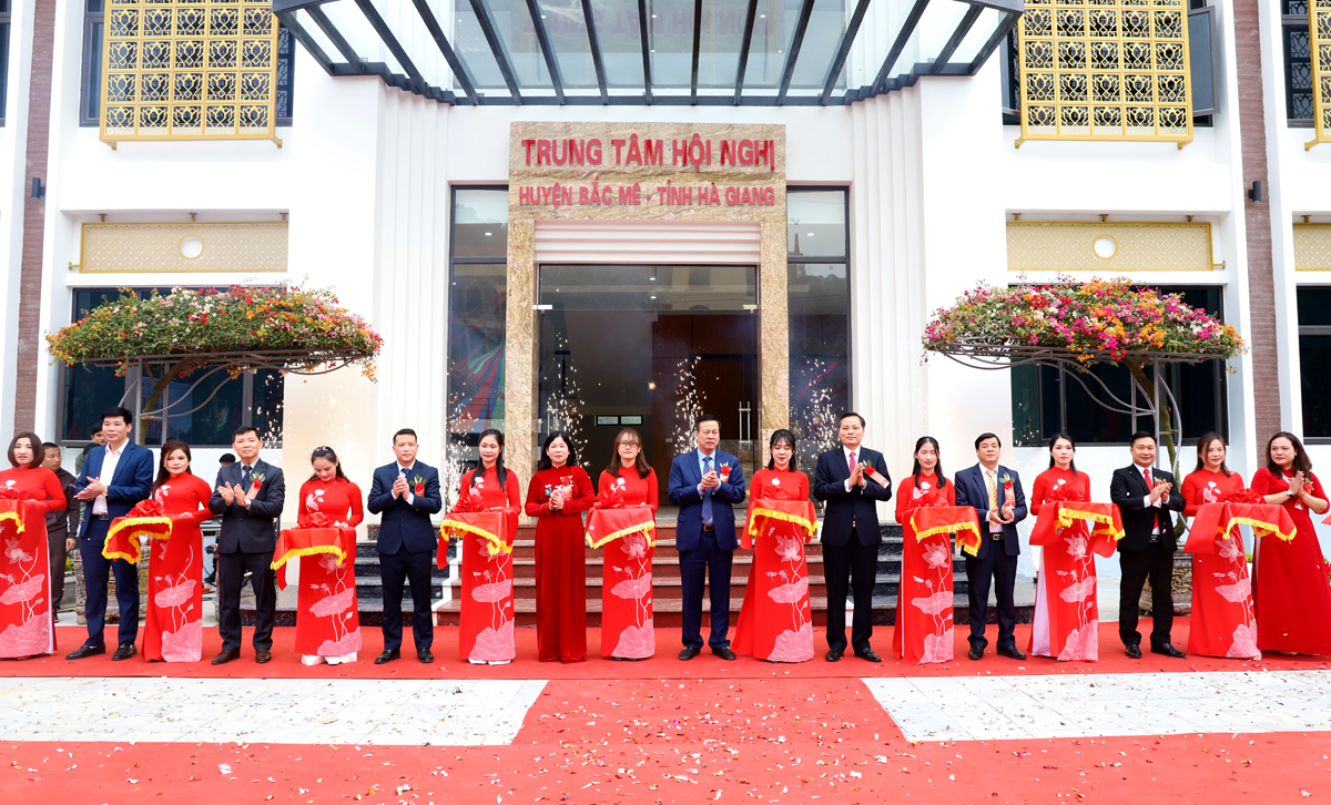 Chủ tịch UBND tỉnh Nguyễn Văn Sơn dự Lễ khánh thành công trình Trung tâm hội nghị huyện Bắc Mê