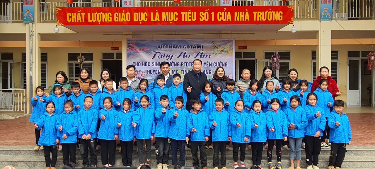 Trao áo ấm mùa đông cho học sinh  xã Yên Cường huyện Bắc Mê