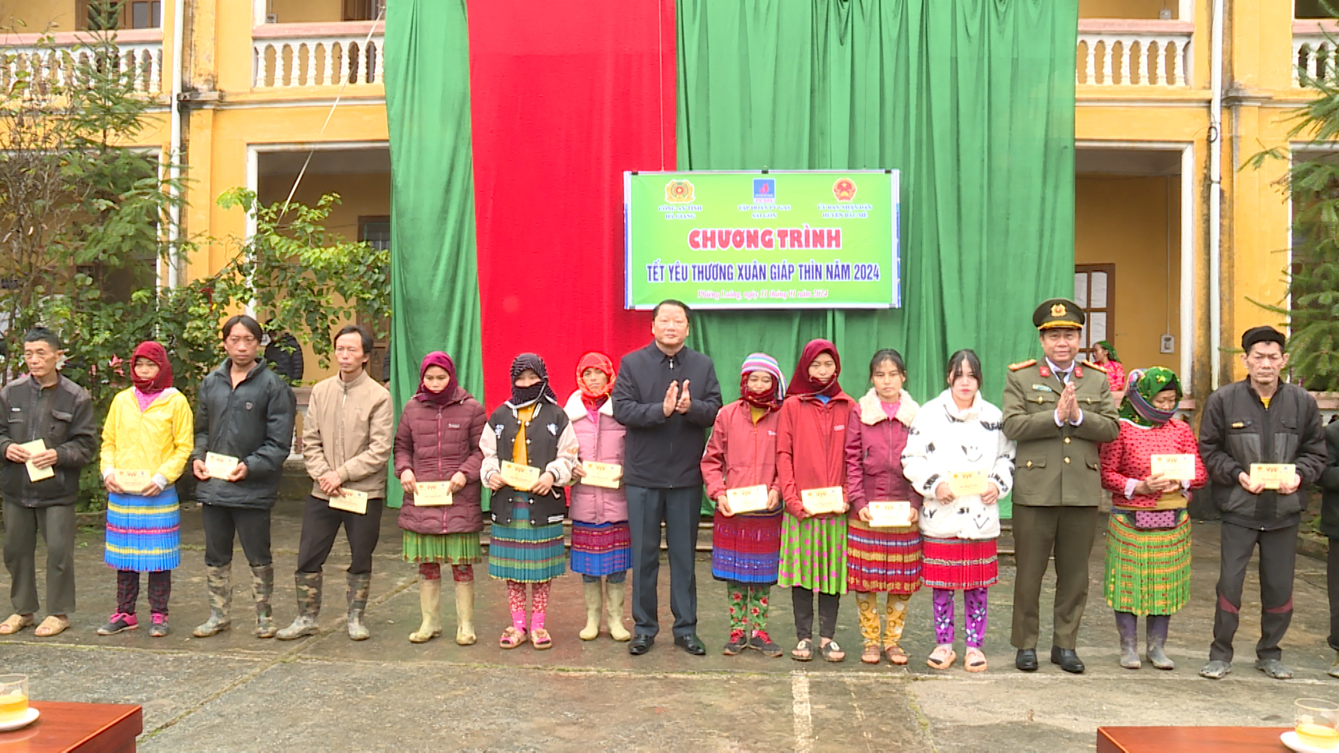 Công an tỉnh tặng quà Tết cho hộ nghèo có hoàn cảnh khó khăn tại xã Phiêng Luông