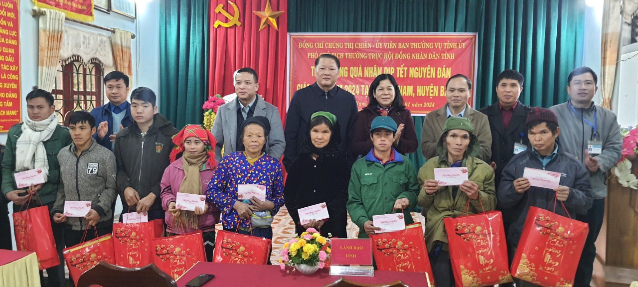 Phó Chủ tịch Thường trực HĐND tỉnh Chúng Thị Chiên tặng quà Tết tại huyện Bắc Mê