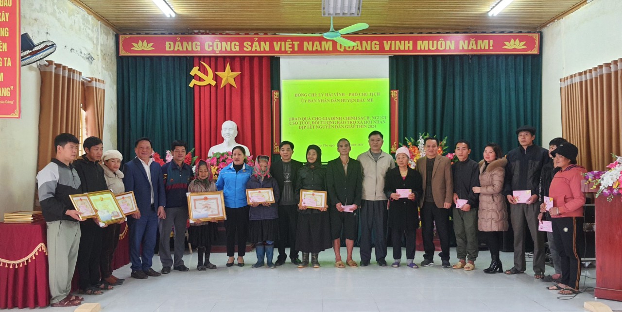 Lãnh đạo LĐLĐ tỉnh và lãnh đạo huyện Bắc Mê trao quà Tết tại xã Thượng Tân