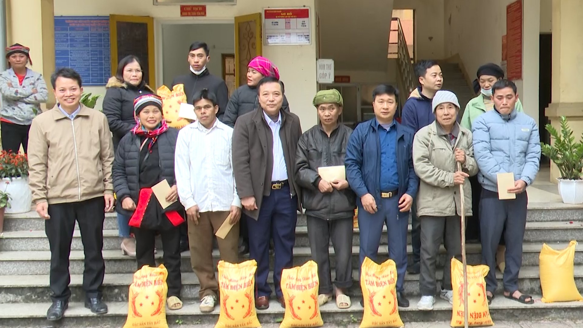 Lãnh đạo Sở Văn hóa Thể thao và Du lịch tỉnh tặng quà hộ nghèo thị trấn Yên Phú