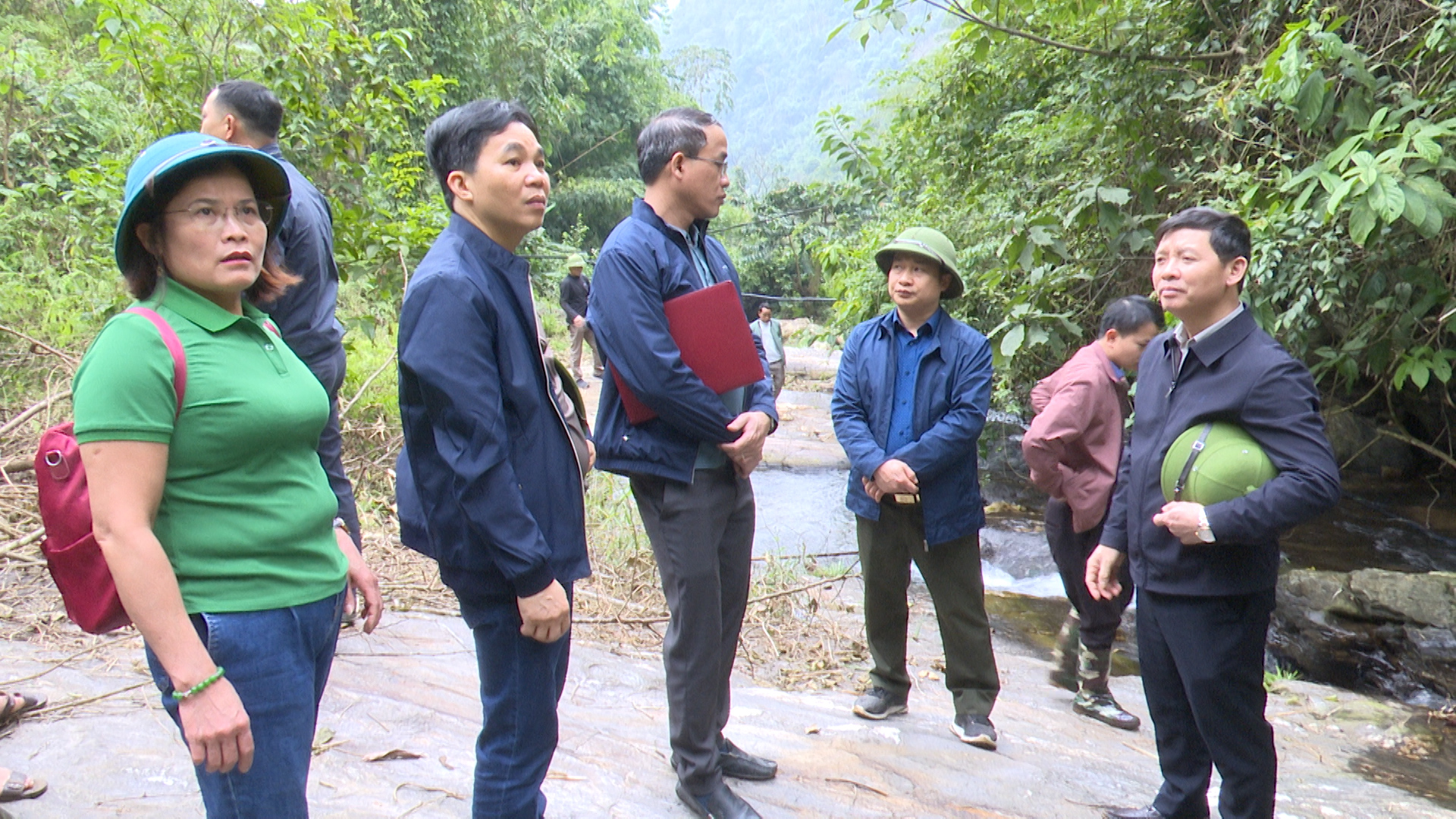 Chủ tịch UBND huyện Trần Mạnh Tuyên kiểm tra công trình nước sinh hoạt trung tâm huyện