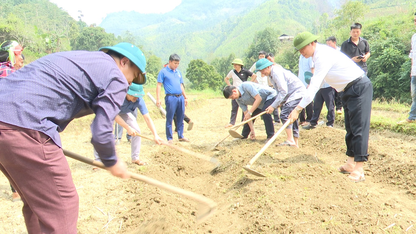 Bí thư Huyện ủy Bùi Văn Tuân tham dự lễ phát động trồng cây vụ xuân tại xã Minh Sơn