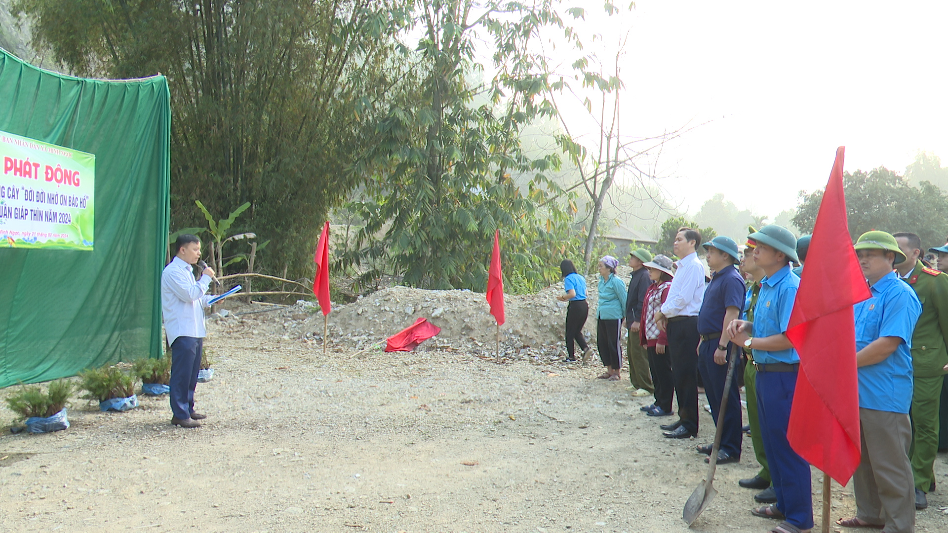 Bí thư huyện ủy Bùi Văn Tuân tham gia Tết trồng cây tại xã Minh Ngọc