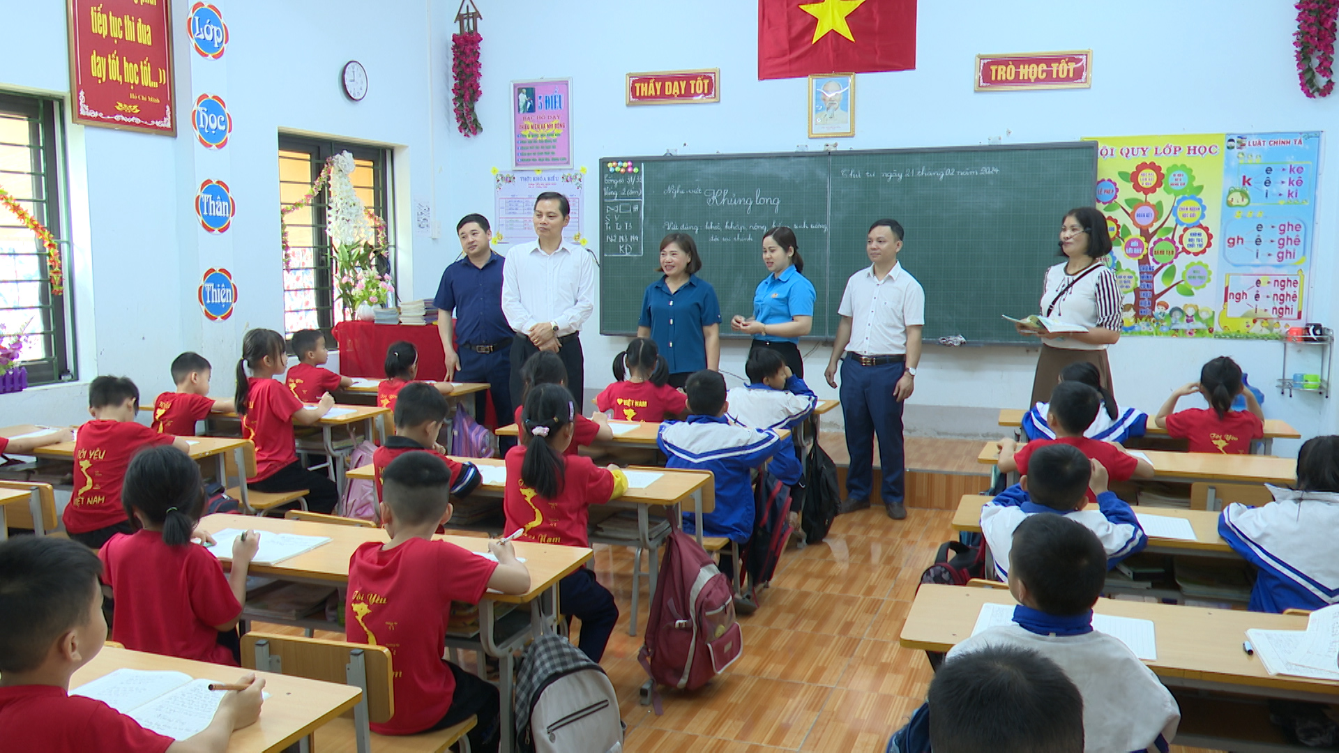 Bí thư huyện ủy Bùi Văn Tuân kiểm tra công tác giáo dục tại xã Minh Ngọc