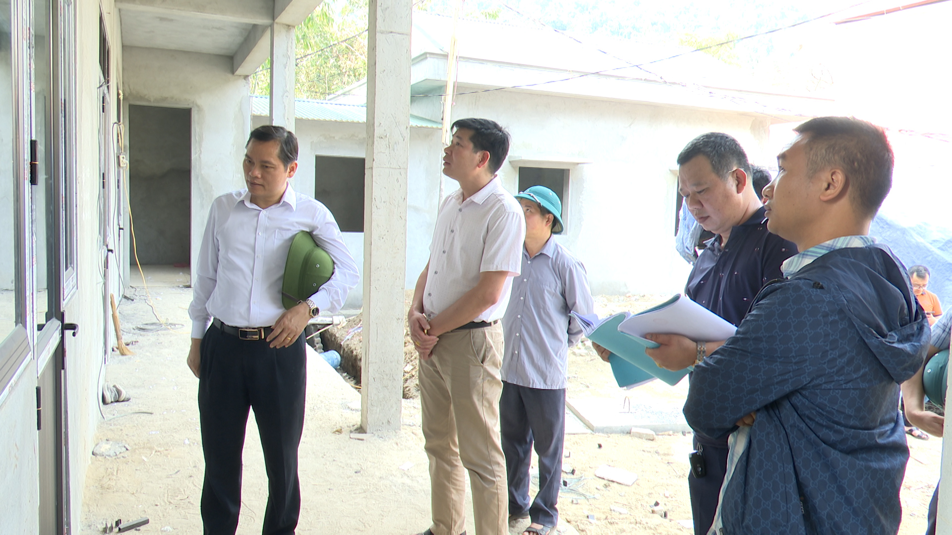 Bí thư huyện ủy Bùi Văn Tuân kiểm tra một số công trình xây dựng cơ bản tại một số xã trên địa bàn