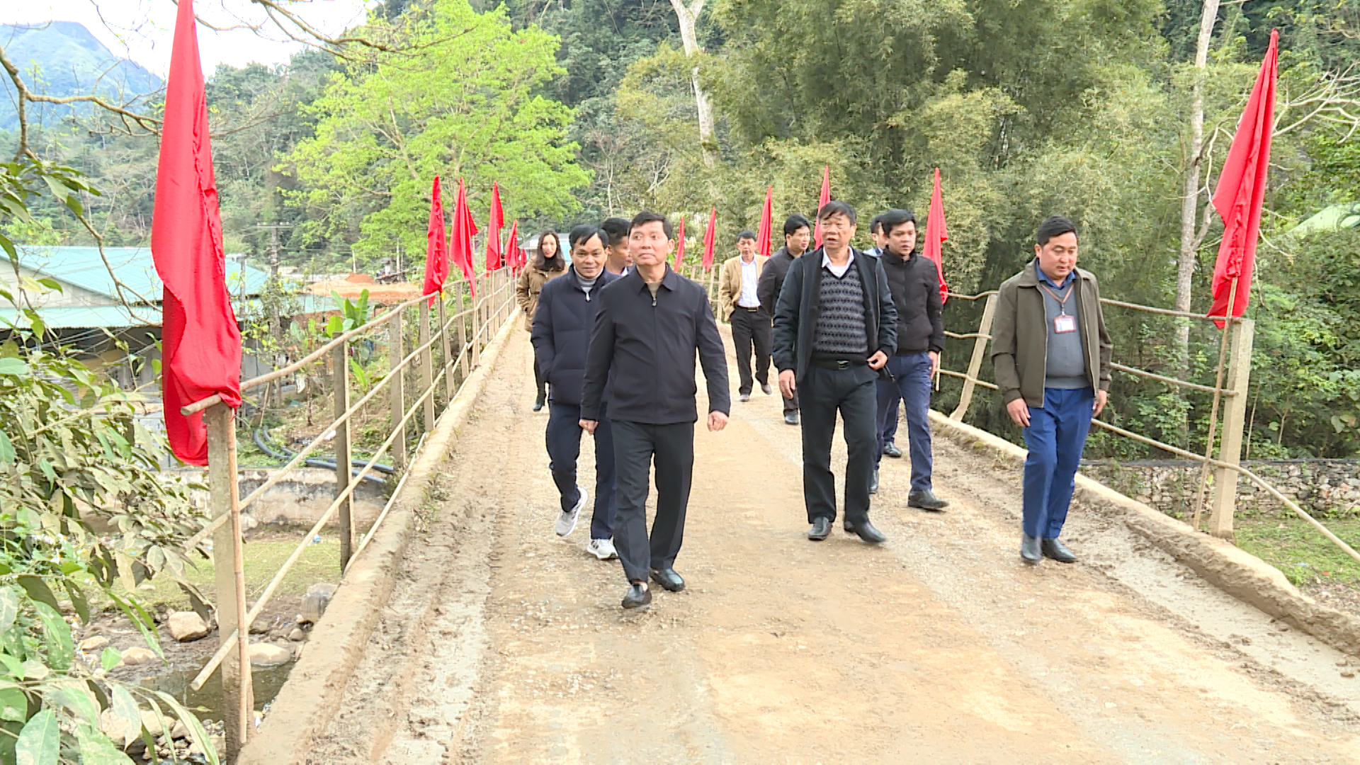 Chủ tịch UBND huyện Trần Mạnh Tuyên đối thoại, tiếp công dân tại xã Minh Sơn
