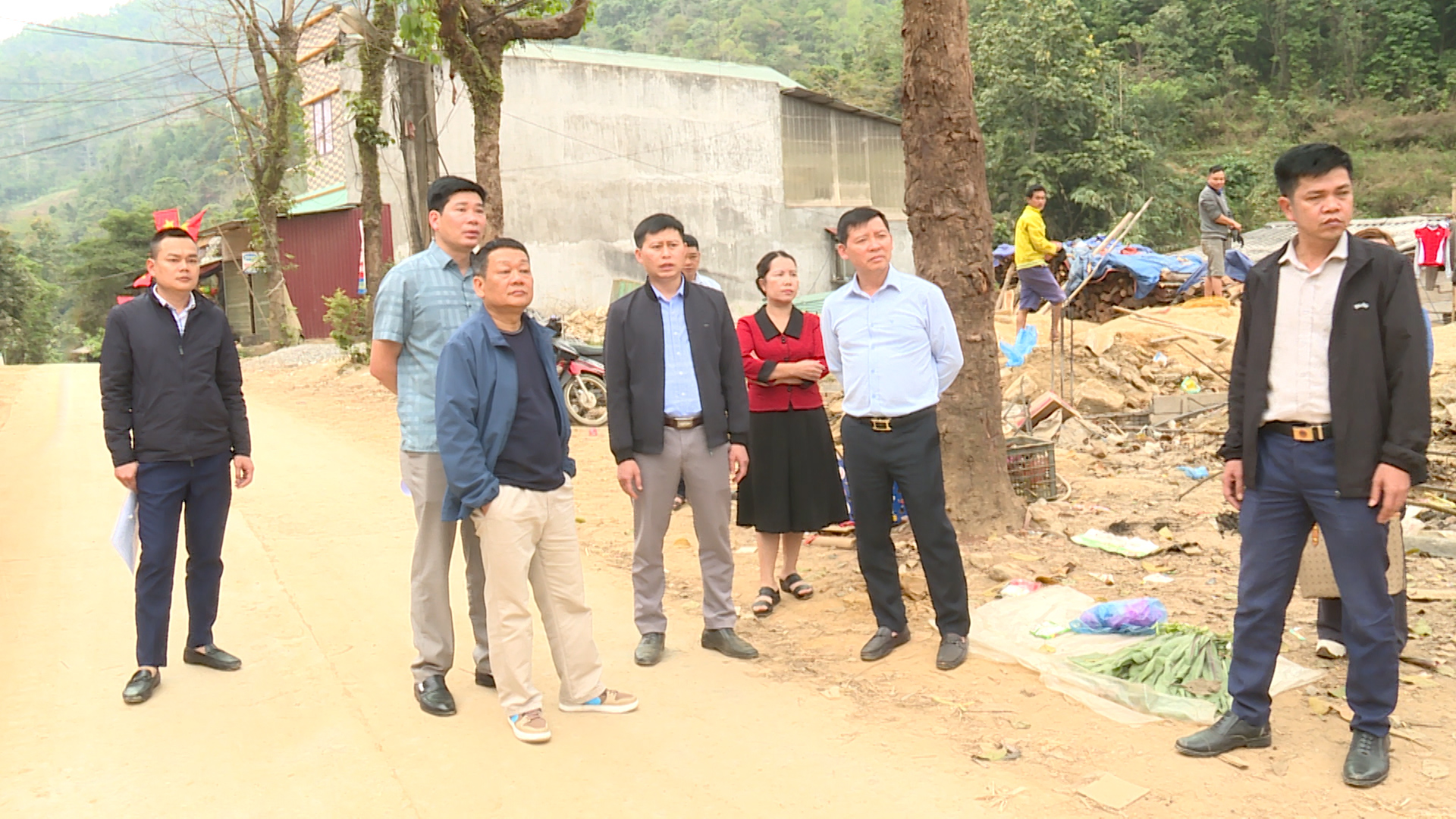 Chủ tịch UBND huyện Trần Mạnh Tuyên kiểm tra một số công trình tại xã Yên Cường