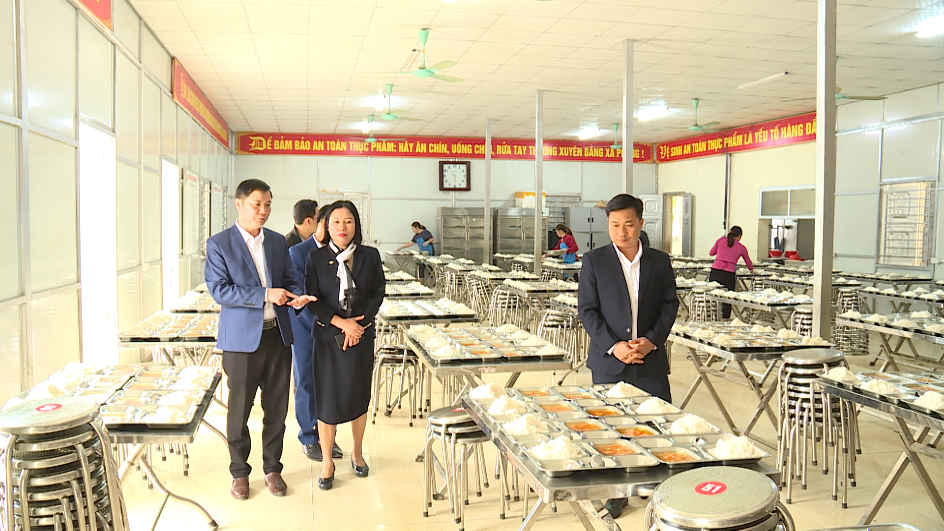 Thường trực HĐND huyện kiểm tra công tác an toàn thực phẩm tại các bếp ăn bán trú trường học trên địa bàn xã Giáp Trung