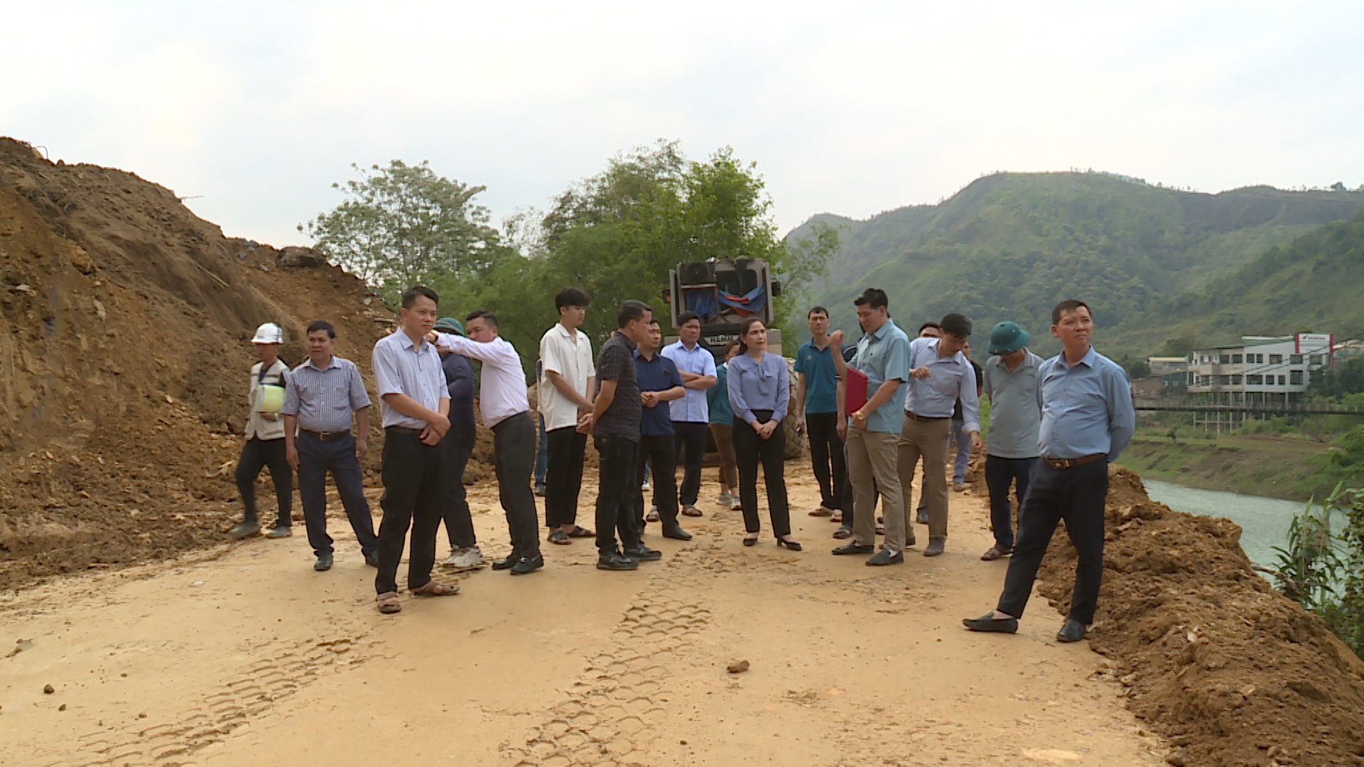Bí thư Huyện ủy khảo sát công trình và thăm mô hình phát triển kinh tế tại thị trấn Yên Phú