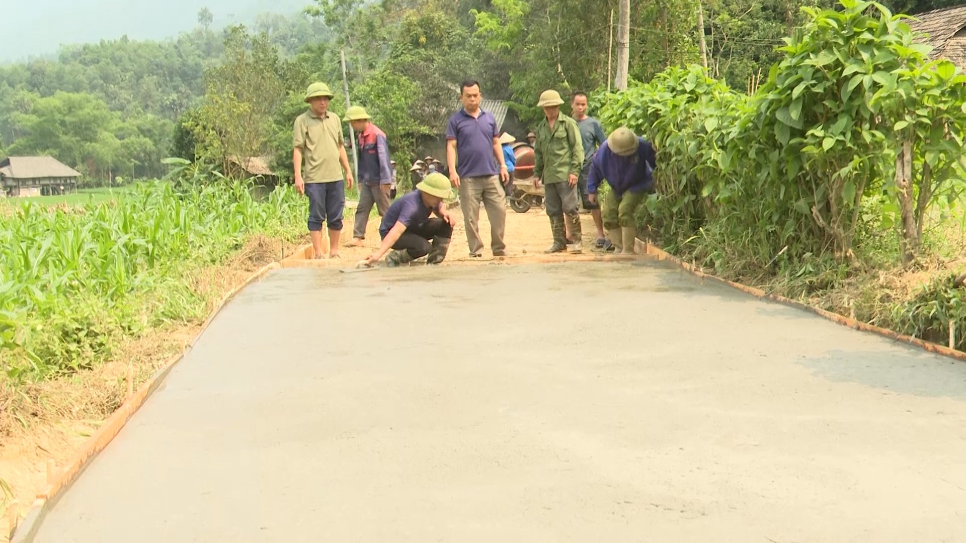 Xã Yên Định phát động làm đường bê tông nâng cao tiêu chí nông thôn mới