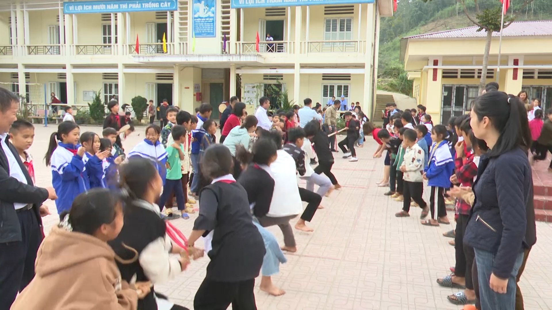 Trường PTDT bán trú Tiểu học THCS xã Phiêng Luông tích cực đưa văn hóa truyền thống vào giảng dạy