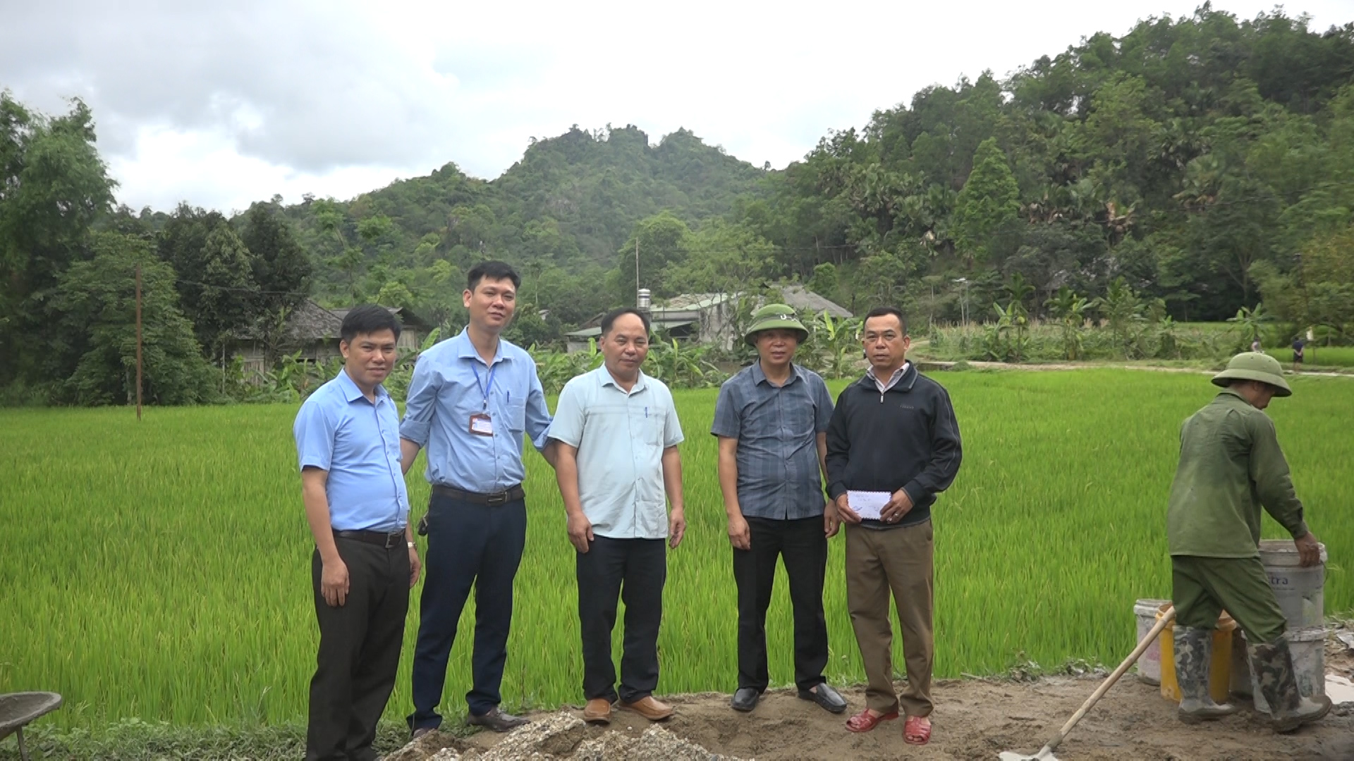 Phó Chủ tịch UBND huyện Lý Hải Vĩnh kiểm tra tuyến đường nông thôn mới tại xã Yên Định