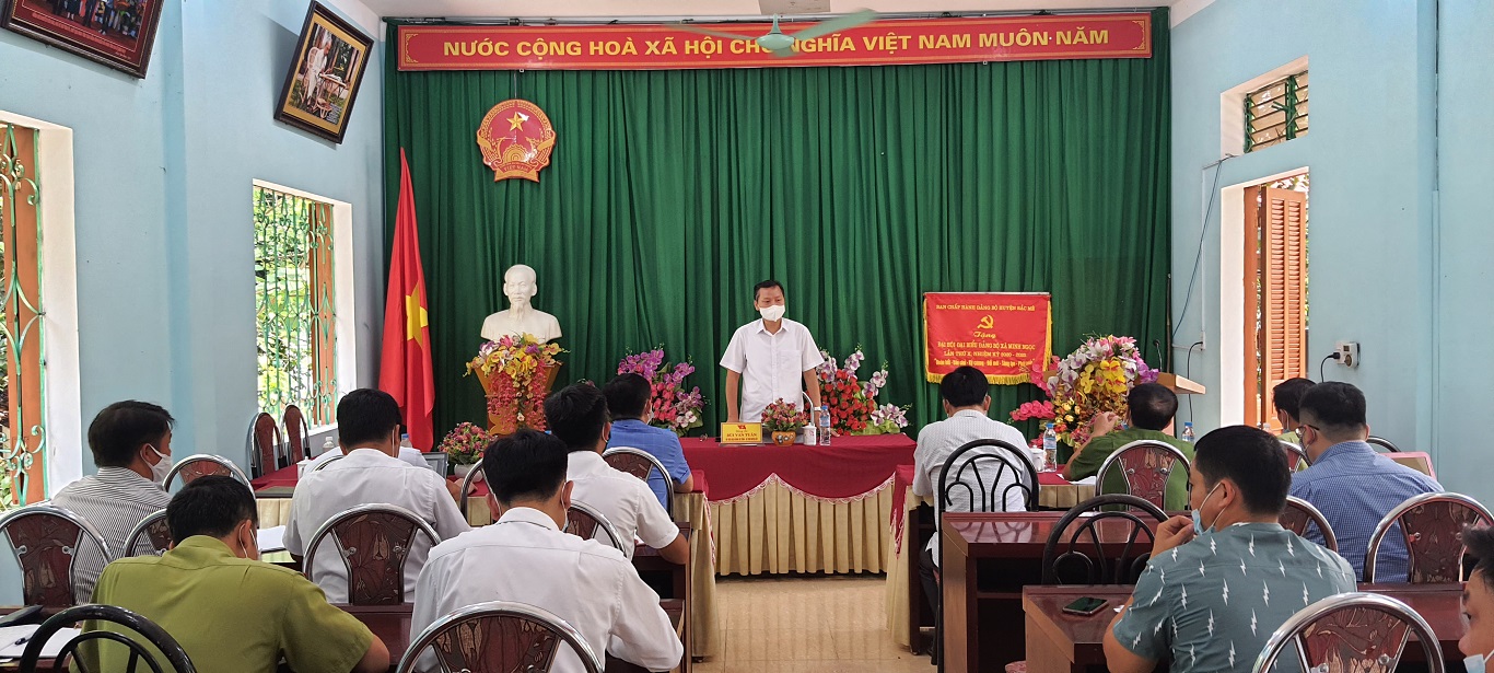 Bí thư Huyện ủy Bùi Văn Tuân làm việc tại xã Minh Ngọc
