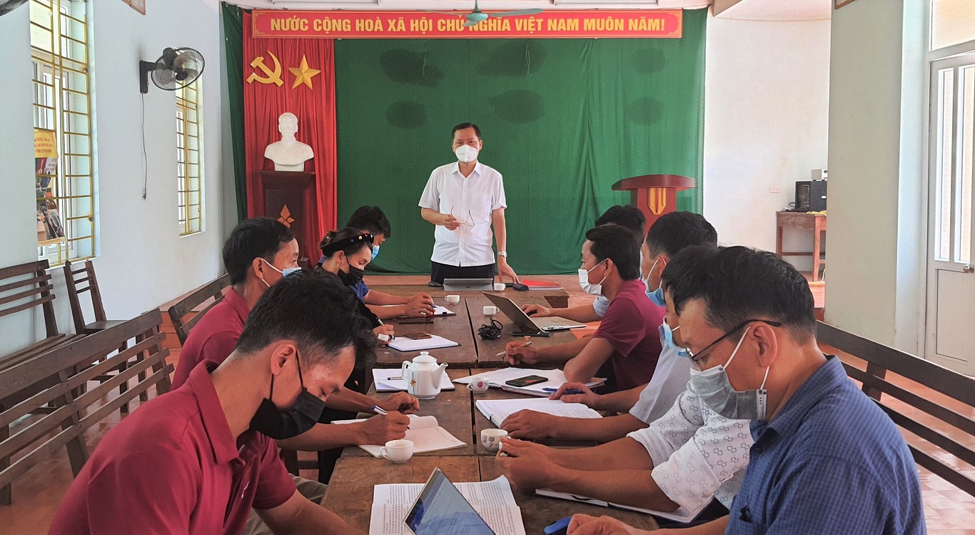 Bí thư Huyện ủy Bùi Văn Tuân làm việc tại thôn Nà Phia thị trấn Yên Phú