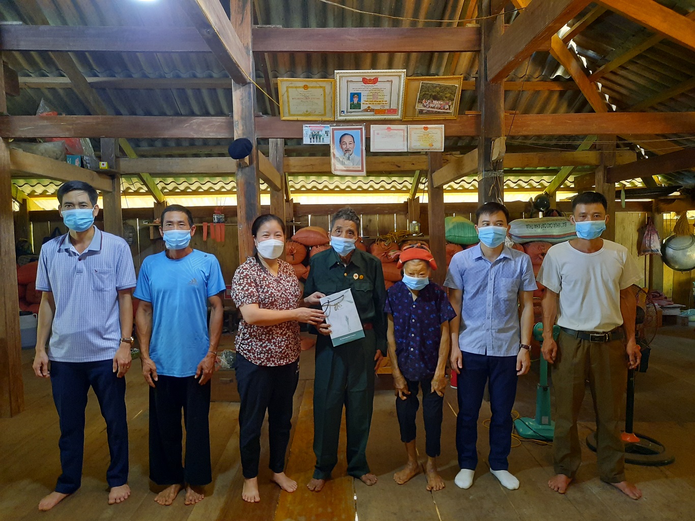 Chủ tịch UBND huyện Củng Thị Mẩy thăm tặng quà nạn nhân chất độc da cam tại xã Yên Cường