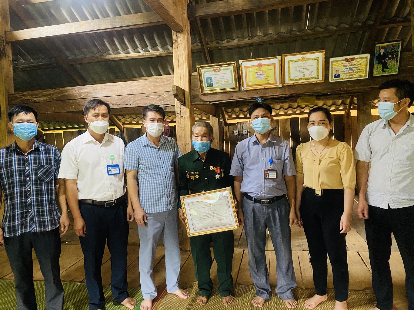 Phó Bí thư Thường trực Huyện uỷ, Chủ tịch HĐND huyện thăm tặng quà nạn nhân chất độc da cam