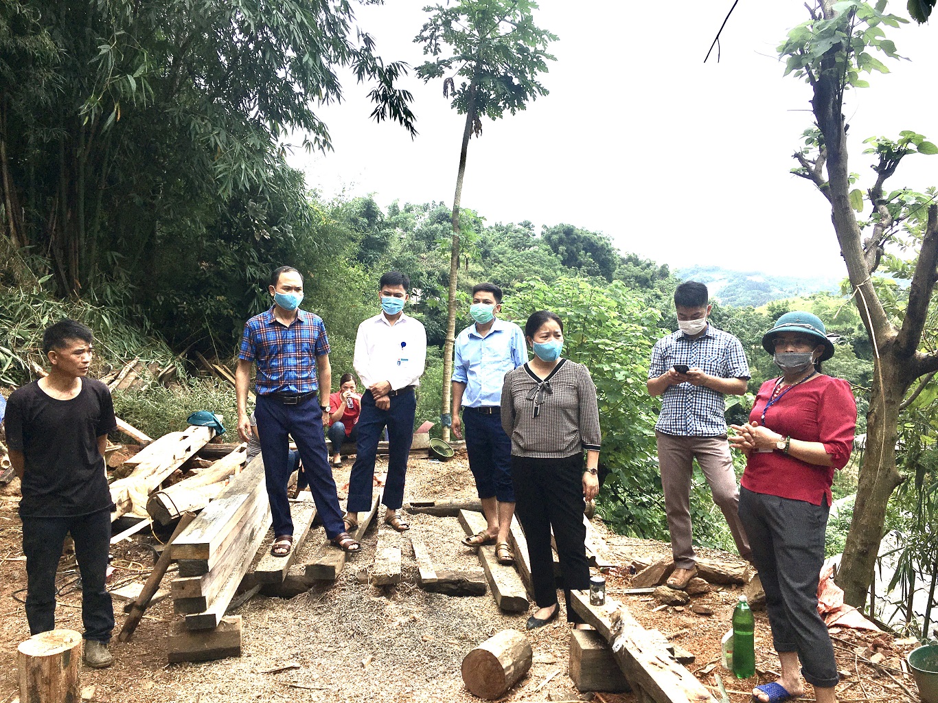 Chủ tịch UBND huyện kiểm tra tiến độ làm nhà ở cho hộ nghèo và cải tạo vườn tạp tại xã Đường Âm