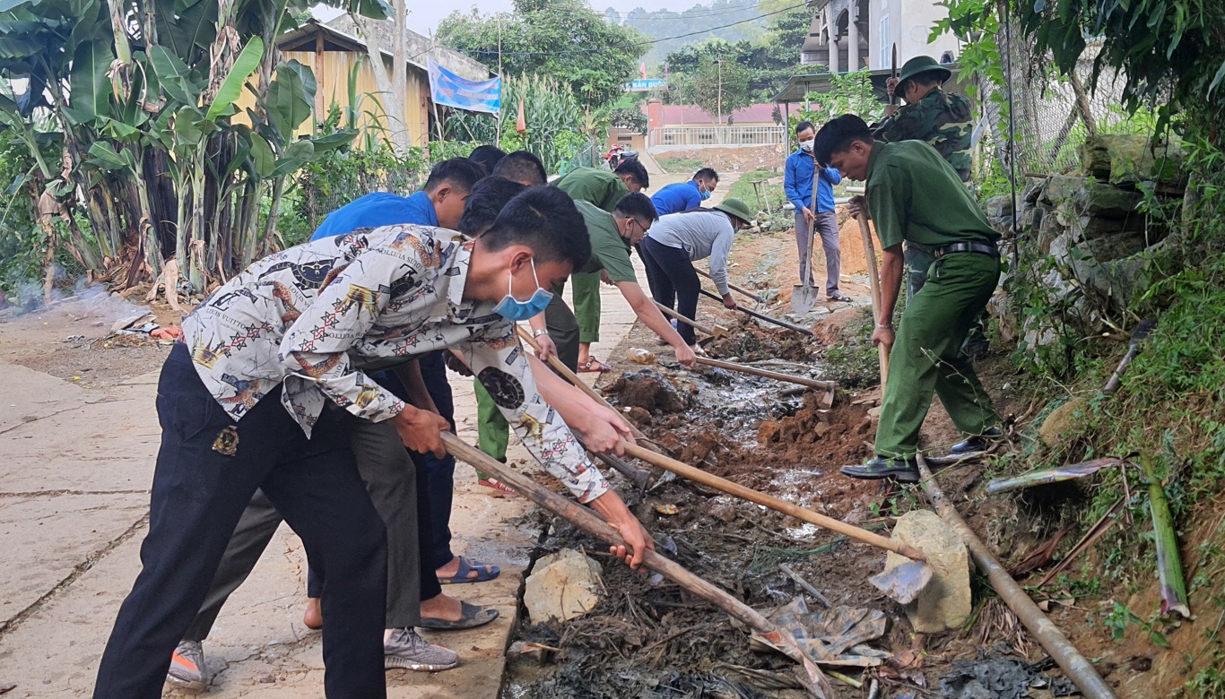 Huyện đoàn Bắc Mê phát động tu sửa đường nông thôn mới tại xã Yên Phong