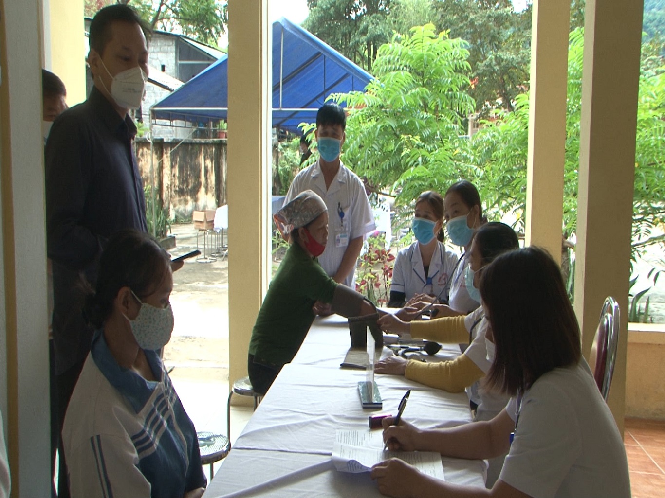 Bí thư Huyện ủy Bùi Văn Tuân kiểm tra công tác tiêm vắc xin phòng chống dịch Covid 19