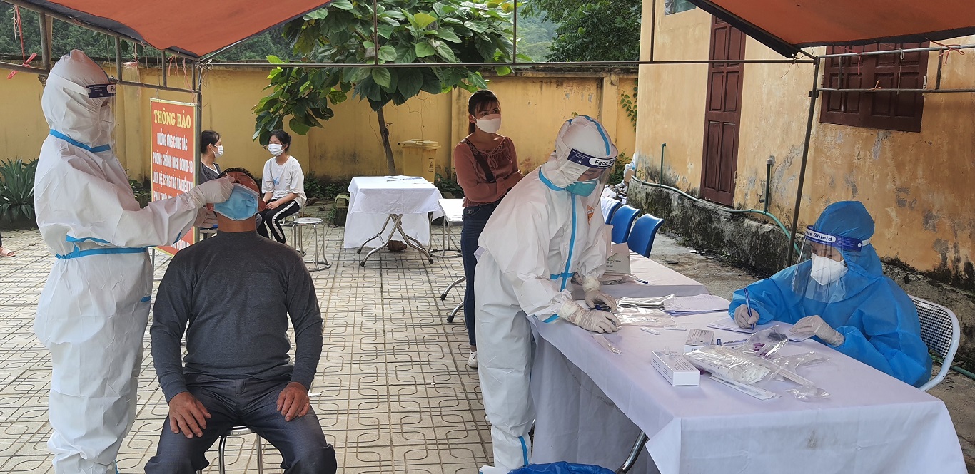 Trung tâm y tế huyện thực hiện Test nhanh lấy mẫu xét nghiệm Covid 19 tại thị trấn Yên Phú
