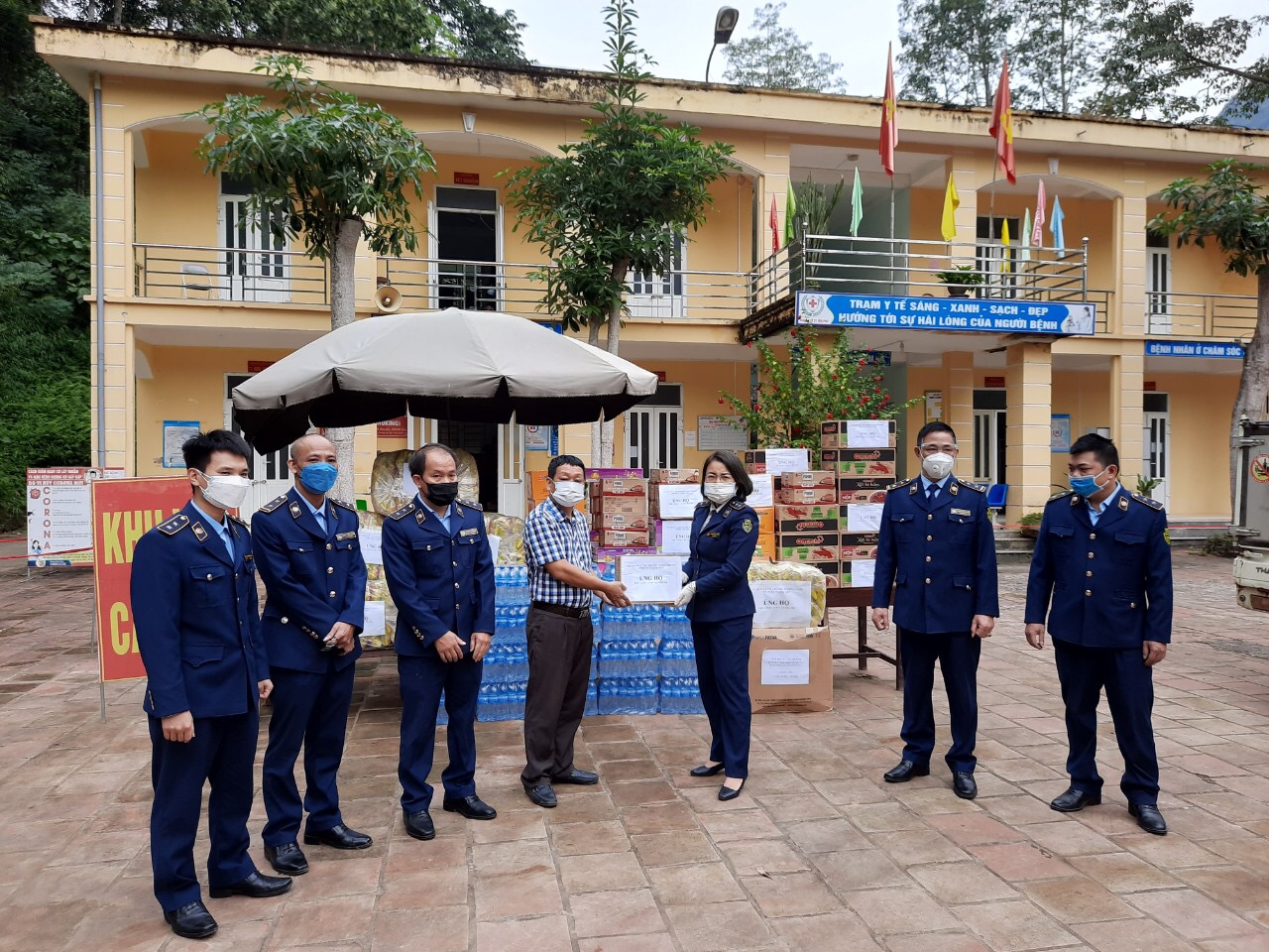 Đoàn thanh niên Cục Quản lý thị trường tỉnh Hà Giang tặng quà khu cách ly thị trấn Yên Phú