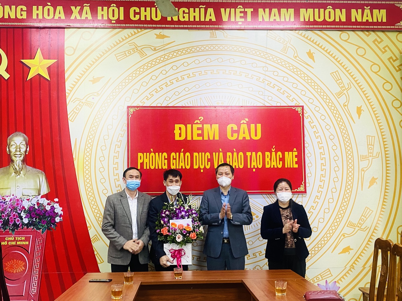 Lãnh đạo huyện Bắc Mê tặng hoa chúc mừng Ngày Nhà giáo Việt Nam