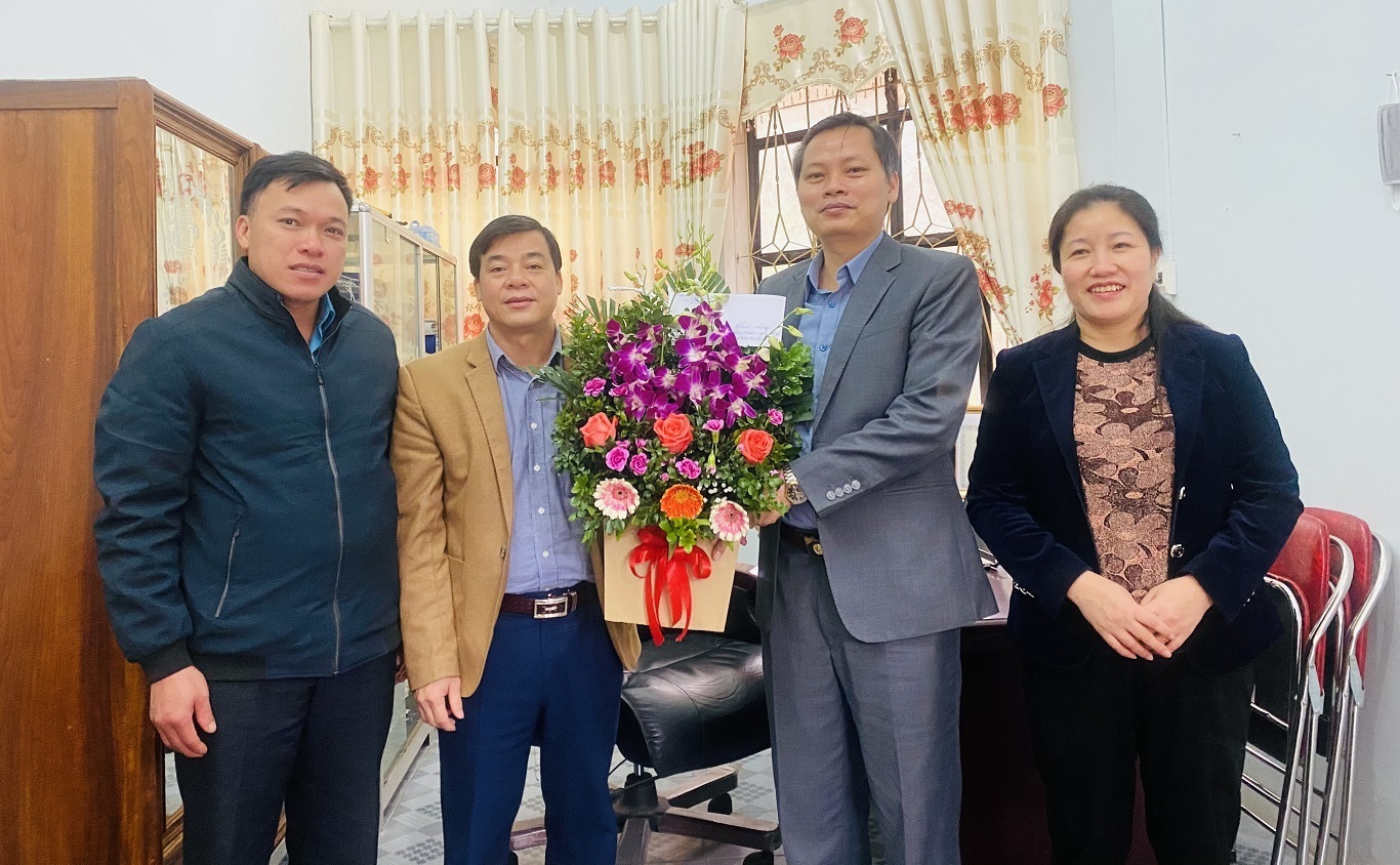 Lãnh đạo huyện chúc mừng Ủy ban MTTQ huyện nhân kỷ niệm 91 năm Ngày truyền thống MTTQ Việt Nam