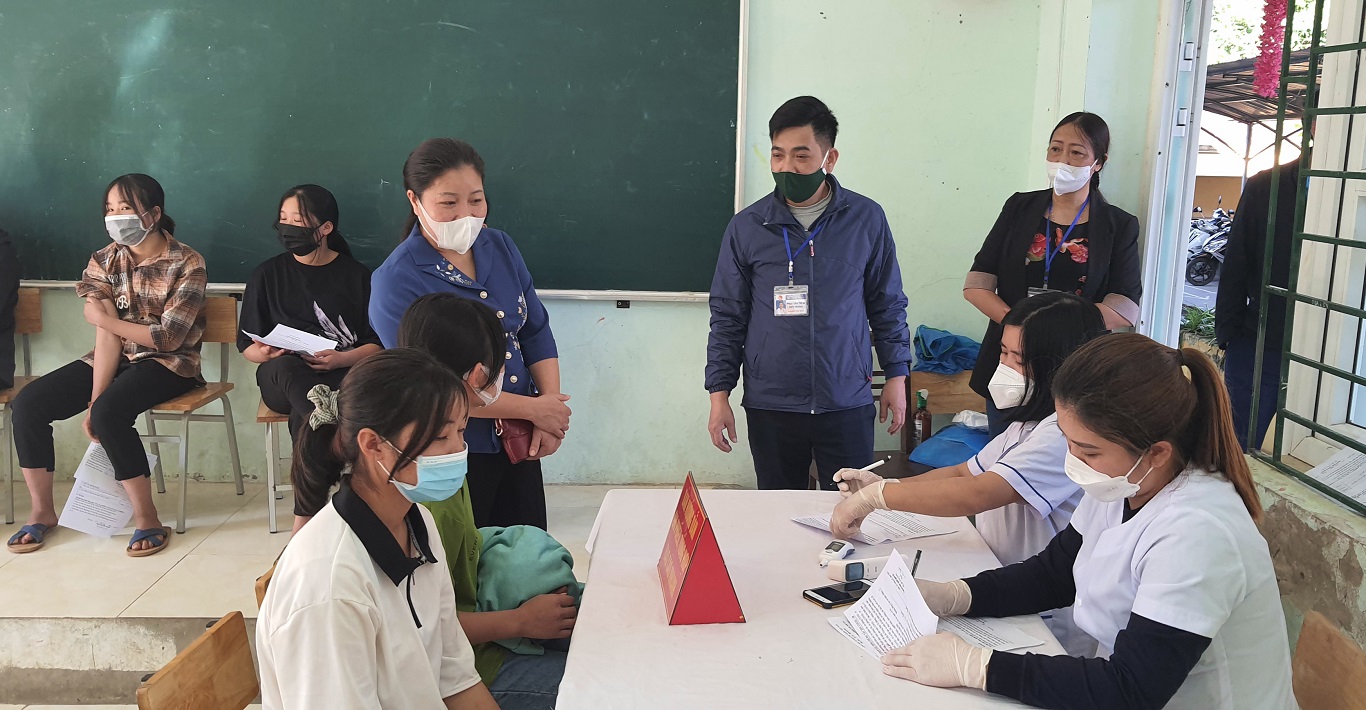 Chủ tịch UBND huyện Củng Thị Mẩy kiểm tra công tác phòng chống bệnh dịch Covid 19 tại Trường PTDT nội trú THCS - THPT huyện