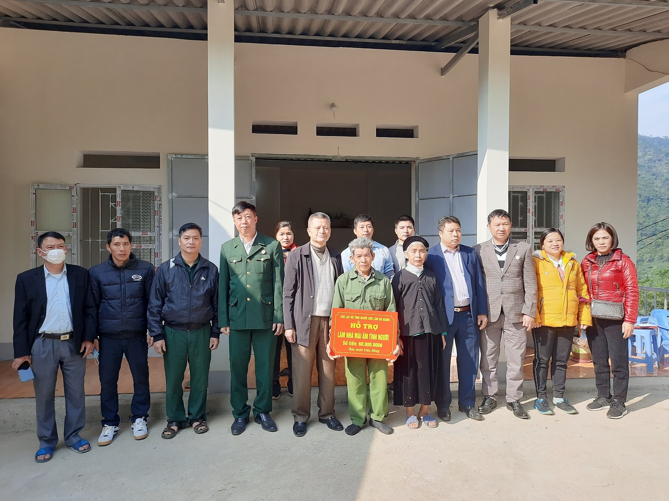 Bàn giao nhà tình nghĩa cho CCB nghèo tại xã Giáp Trung và thị trấn Yên Phú
