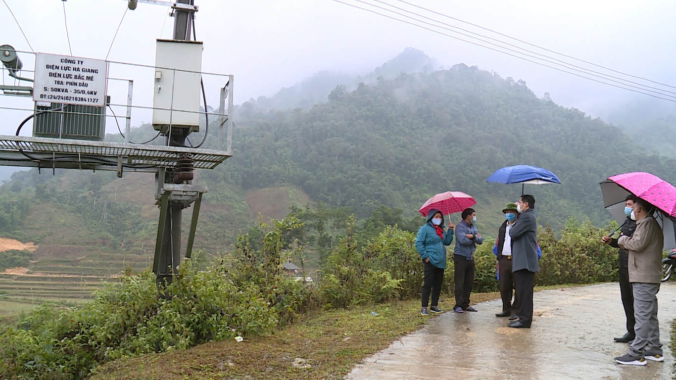 Lãnh đạo huyện kiểm tra trạm biến áp và tình hình đời sống nhân dân thôn Phia Dầu xã Yên Định