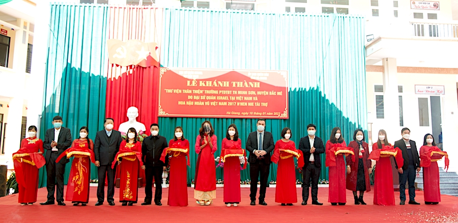 Đại sứ quán Israel và hoa hậu H'Hen Niê trao tặng thư viện thân thiện tại xã Minh Sơn