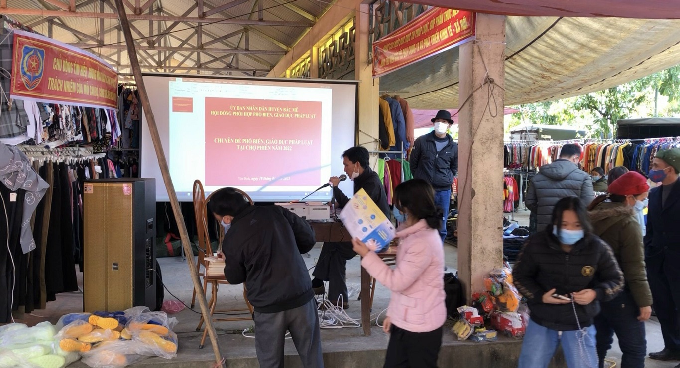 Tổ chức tuyên truyền pháp luật tại chợ phiên xã Yên Định