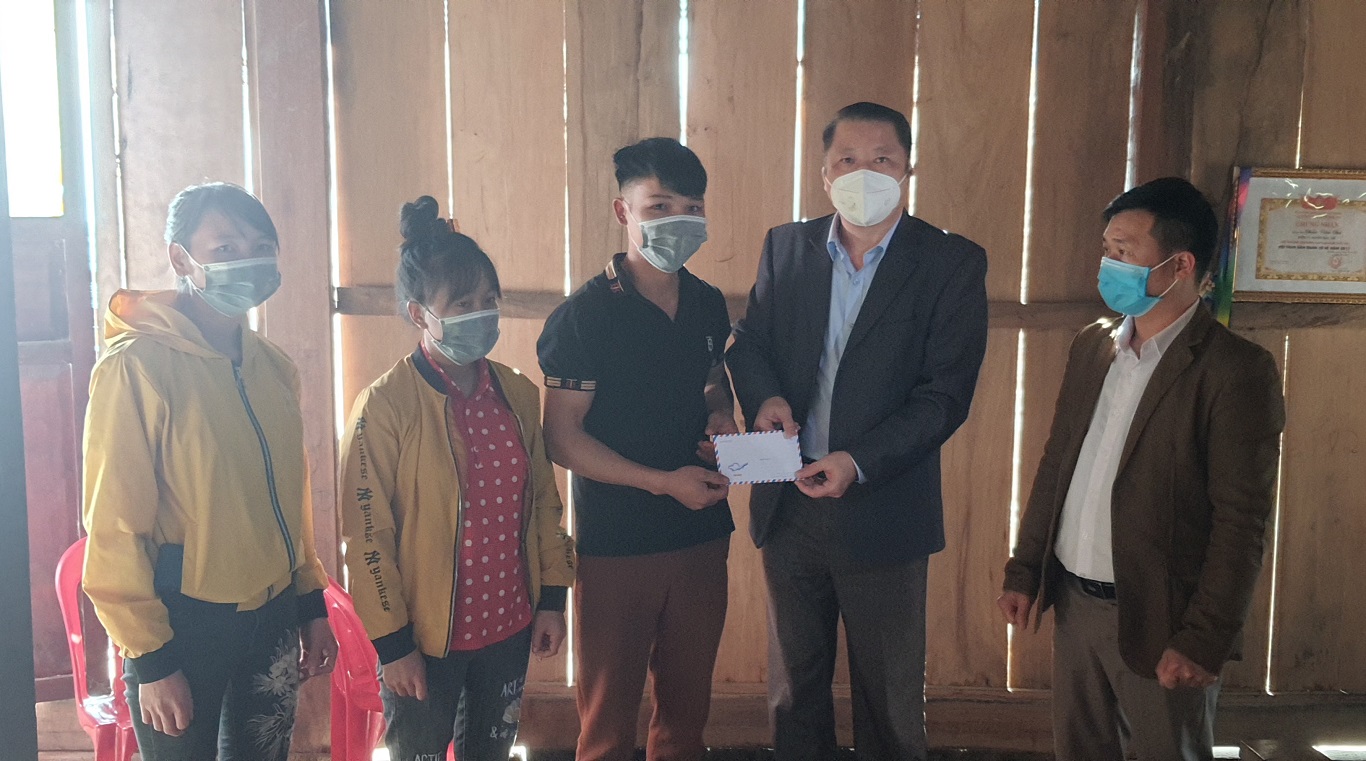 Phó Chủ tịch UBND huyện Ma Văn Tỏe chúc Tết tặng quà tại thôn Khâu Đuổn thị trấn Yên Phú