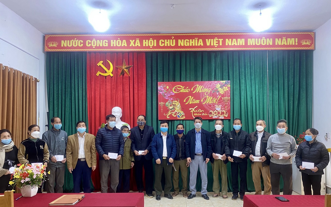 Phó Bí thư Thường trực Huyện ủy thăm chúc tết người có uy tín trên địa bàn thị trấn Yên Phú