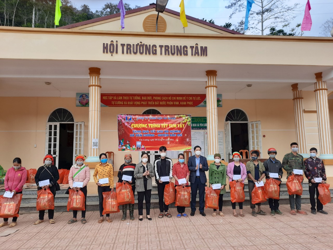Công ty Xăng dầu Hà Giang tặng quà Tết cho hộ nghèo xã Yên Cường